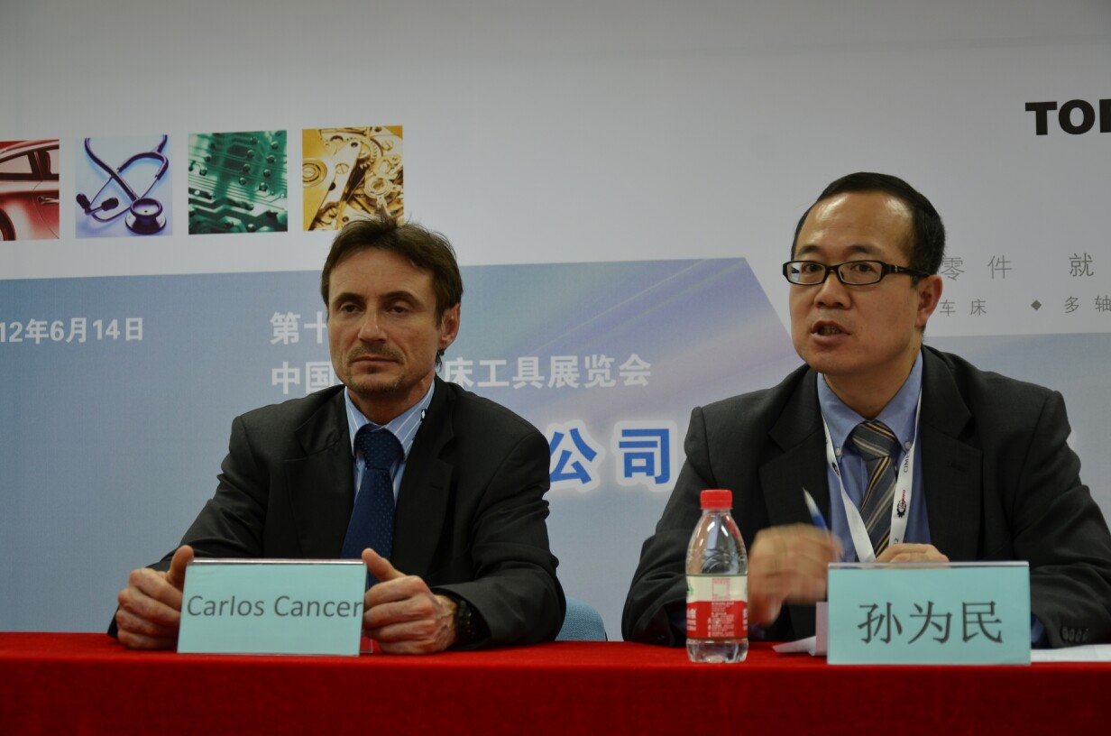 托納斯總經理孫為民和副總裁Carlos Cancer在新聞發布會現場接受媒體采訪