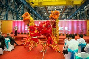 圖片2：竣工典禮由一段中華傳統舞獅表演拉開帷幕，約180名來賓參加了該隆重慶典。