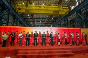 圖片1 演講者們為舒勒新廠剪彩，標志其正式竣工落成，這使舒勒在大連工廠的生產能力擴增為原來的三倍（嘉賓：左起第三位，舒勒大連總經理馬庫斯·萊曼；第五位，舒勒中國CFO愛歷克斯·劉；第七位，舒勒中國CEO歐默·阿克雅茨其；第九位，舒勒公司首席技術官約阿希姆·拜爾；第十一位，舒勒公司首席運營官彼得·約斯特博士；第十三位，安德里茨公司首席執行官沃爾夫岡·萊特納博士）