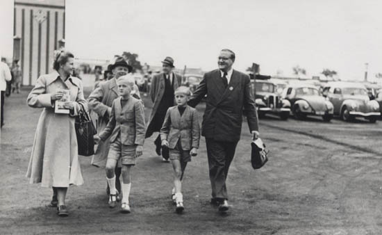 Marie、Dietmar、Jürgen和Wilhelm Harting在1950年前往展會展臺