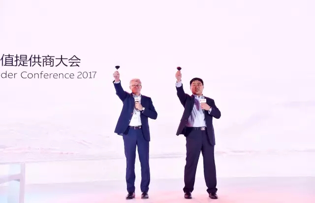 ABB機器人業務全球總裁倪思德與 ABB機器人中國區負責人李剛共同祝酒致辭