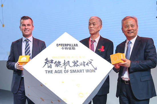 卡特彼勒全球副總裁，卡特彼勒（中國）投資有限公司董事長陳其華（右）、卡特彼勒全球基礎建設部全球副總裁任達明（左）、中國工程機械工業協會會長祁俊（中）共同揭幕新一代Cat挖掘機