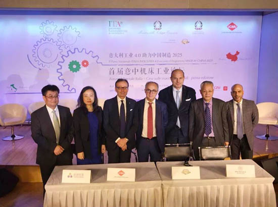簽署備忘錄后各方代表合影留念