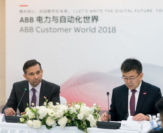 ABB集團電氣產品事業部總裁梅塔（左）和ABB中國電氣產品事業部負責人趙永占（右）接受媒體采訪
