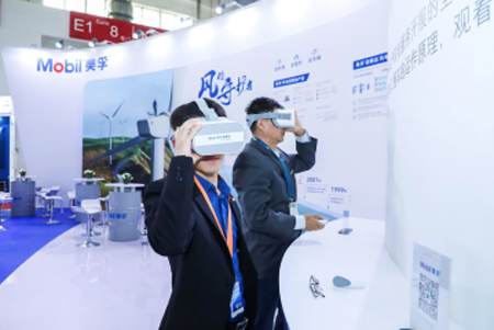 觀眾在展臺現(xiàn)場進(jìn)行VR體驗