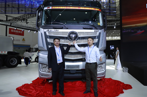 福田汽車集團(tuán)品牌副總裁、福田戴姆勒汽車品牌戰(zhàn)略總監(jiān)李健與福田戴姆勒汽車營(yíng)銷公司鄂贛分公司總經(jīng)理程志堅(jiān)共同揭幕歐曼超級(jí)重卡國(guó)典版