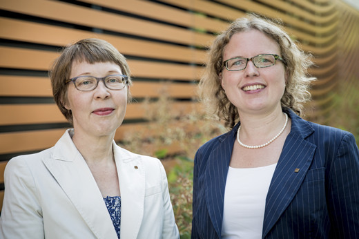 吉塞拉·艾柯夫（Gisela Eickhoff）（左）和烏爾麗克·厄普邁耶（Ulrike Upmeyer）慶祝獲得該獎項