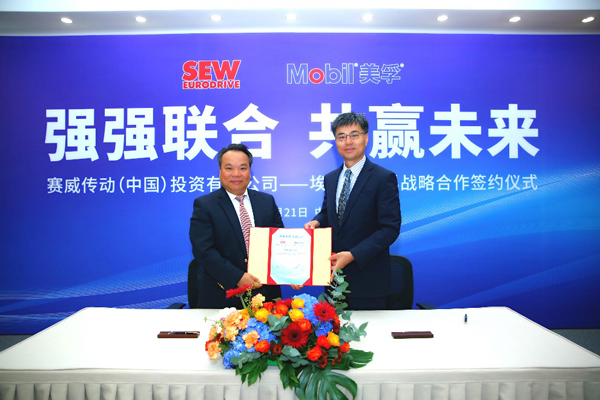 SEW中國公司董事總經理張勝利先生（左）與?？松梨冢ㄖ袊┩顿Y有限公司董事總經理岳春陽先生（右）共同簽署長期戰略合作協議