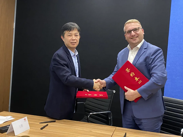 左：山東電力設備有限公司副總經理談翀 右：MR中國總經理 Thorsten Stohr（石德）
