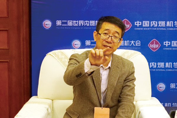 西安交通大學黃佐華教授接受記者采訪
