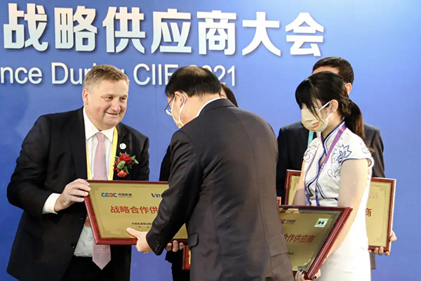 維斯塔斯中國總裁托馬斯·凱勒接過中國能建戰略合作授牌