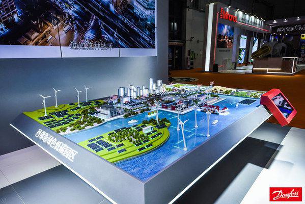 丹佛斯以沙盤的形式把區域能源、數據中心、冷鏈等解決方案融入到“丹佛斯綠色低碳園區”場景，展示其低碳性能