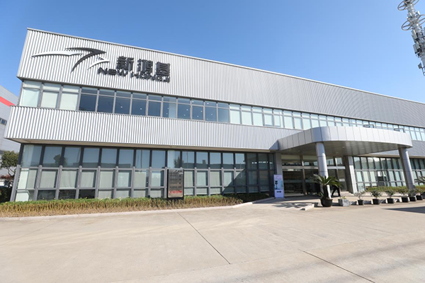 新鴻基是一家專業(yè)從事精密零部件制造的高新技術(shù)企業(yè)，其在光學(xué)鏡筒、醫(yī)療機(jī)構(gòu)件、薄壁零件以及易變形類零件的加工能力始終處于同行業(yè)的領(lǐng)先地位，累計(jì)獲得了84項(xiàng)技術(shù)專利。