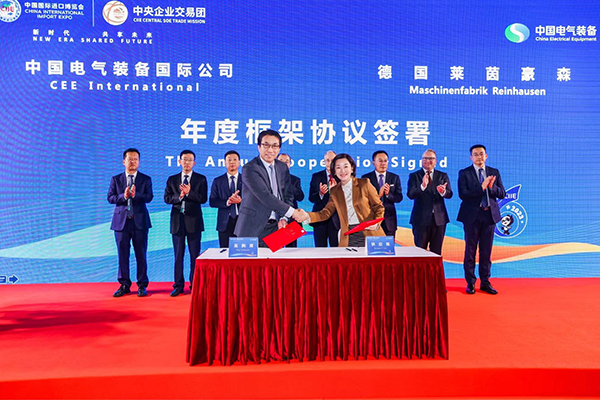 中國電氣裝備集團代表國際電力有限公司副總經理張耀武先生（左）與MR中國區銷售總監楊諾女士（右）